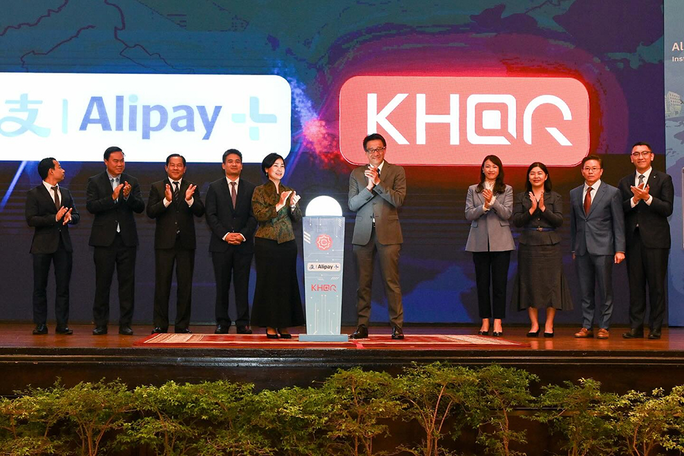 ធនាគារជាតិ​នៃកម្ពុជា និងក្រុមហ៊ុន​ UnionPay International របស់ចិន​ ដាក់ឱ្យប្រើប្រាស់ជាផ្លូវការ​ ការទូទាត់ឆ្លងដែនតាមប្រព័ន្ធ QR Code (Video inside)